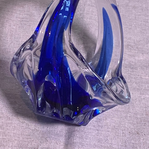 Cendrier, vide poche en forme de panier, en verre soufflé transparent et bleu avec une forme design, vintage et collector