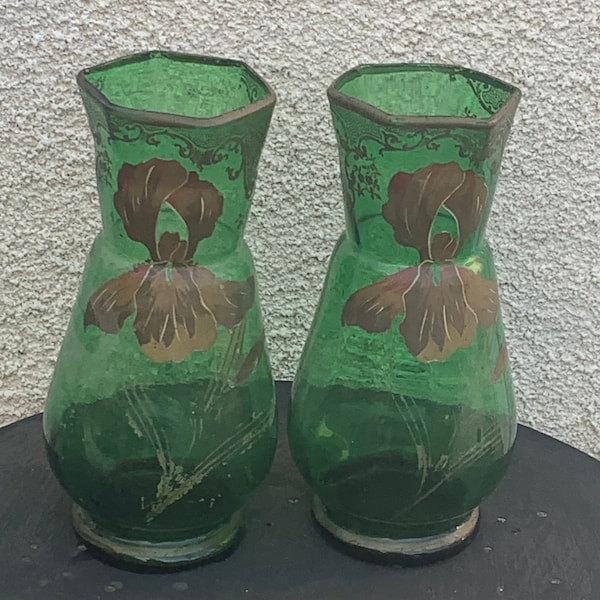 Paire de Vases aux iris en verre transparent vert et iris peint a la main art nouveau, collector