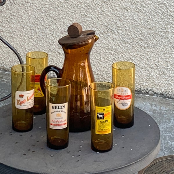 Service a orangeade composé d'une carafe en verre ocre et de 5 verres droit ocre, avec des publicités de Whisky, vintage 1970