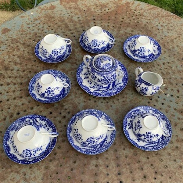 Service a cafe compose de 17 pieces, en porcelaine bleue et banche, motifs fleurs de cerisiers vintage, made in japan