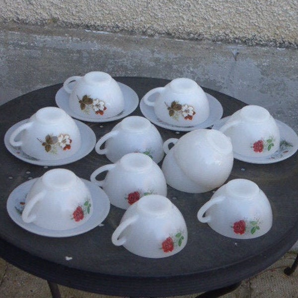 Service composé de 11 tasses a café et 11 soucoupes en verre Arcopal les roses rouges, l aubépine, les marguerites vintage 1960