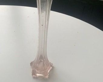 Vase soliflore en verre rose pastel, a facettes ancien art deco