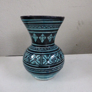 Joli vase oriental, motifs géométriques noirs sur fond bleu, vintage. Ttrès bon état