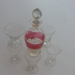Liqueur set consisting of a carafe and 5 glasses with chiselled stars, faceted heart-shaped cap vintage 1950