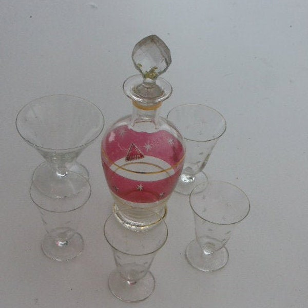 Liqueur set consisting of a carafe and 5 glasses with chiselled stars, faceted heart-shaped cap vintage 1950