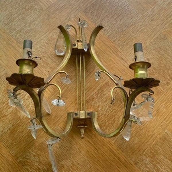 Wandlampe mit goldenen Messingquasten, in Form einer Lyra, Art Deco, altes abgeschrägtes Glas und Kristallquasten