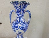 Oriental amphora vase in glazed earth, painted in white and blue, high in corolla shape sign