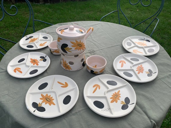 Fondue set made up of 10 pieces of marsh pottery, hand-painted enamelled ceramic. Vintage and collectible.