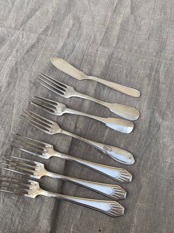 Lot of 7 cutlery in silver metal, a fish knife and 6 mismatched forks including 2 charles and LG monograms, art deco