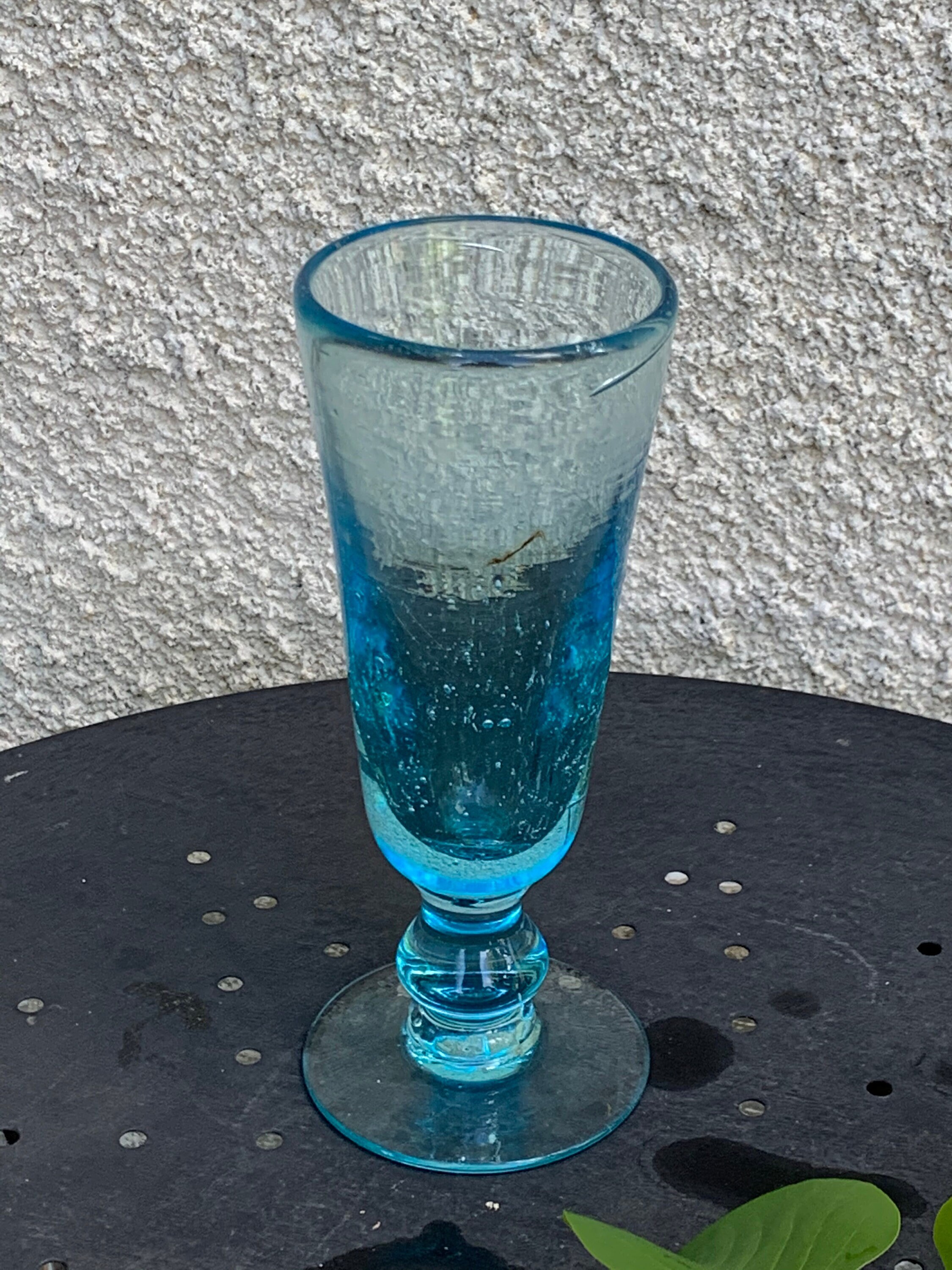Charmant Vase sur Pied en Verre Soufflé et Bullé, Artisanal, de Couleur Bleu Vintage, Style Verrerie