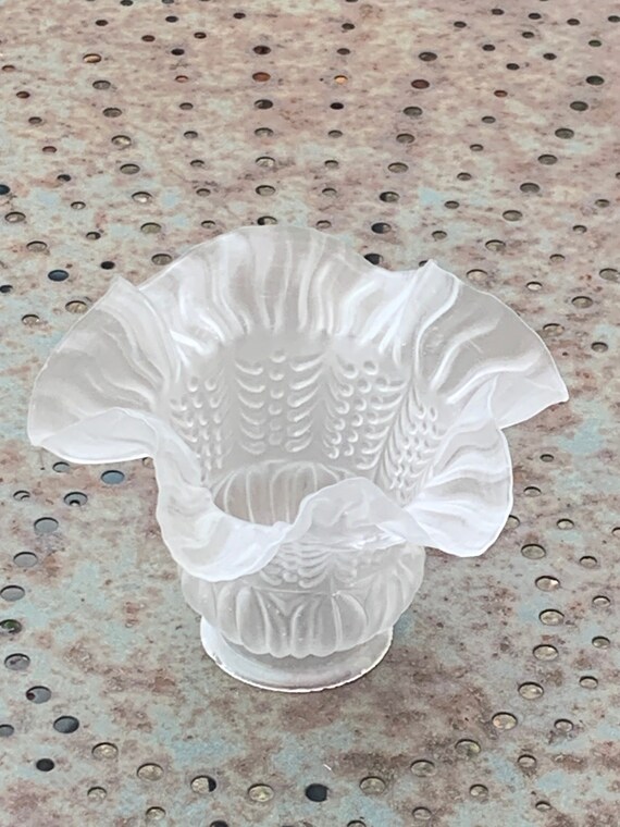TULIP GLOBE in white frosted glass, art deco, in the shape of a corolla of flowers, ears of wheat pattern