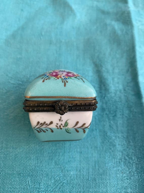 Pillbox, porcelain box, biscuit, hand painted, rimmed with brass, old and collector