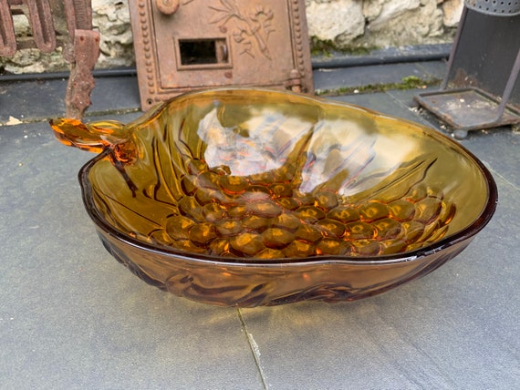 Salad bowl, fruit bowl in ocher-colored glass bunch of grapes vintage 1970