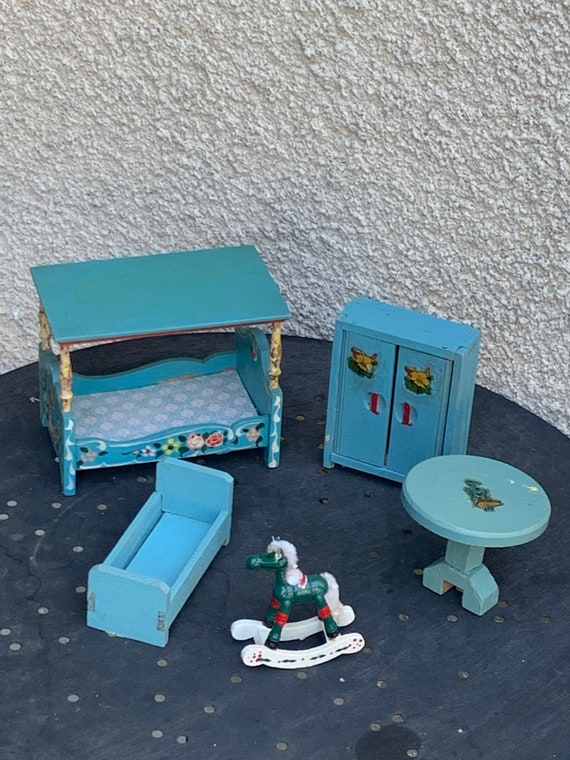 Lot of furniture for vintage dolls house consisting of 5 pieces, painted blue, old