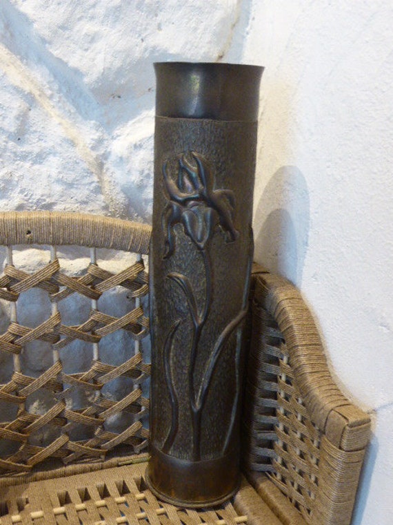Copper vase with engraved irises, art nouveau, art deco. Dated 1915, Numbers engraved under the vase, Historical Collection,