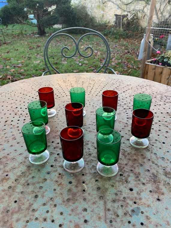 11 wine or aperitif glasses, 6 green and 5 red and transparent base, made in France, vintage 1970
