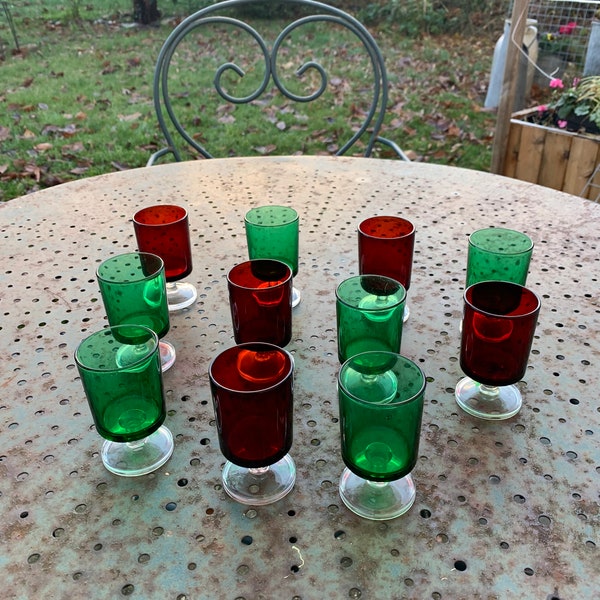 11 verres a vin ou aperitifs, 6 de couleur verte et 5 de couleur rouge et base transparente, made in France,  vintage 1970