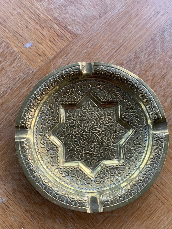 Ashtray in vintage hammered brass, star pattern, decorative and vintage