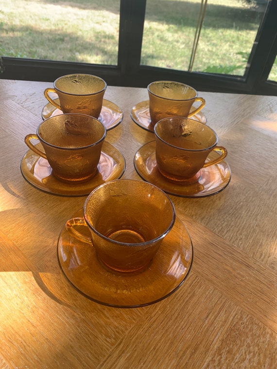 Coffee service composed of 5 cups and 5 saucers in ocher and amber glass, embossed flower cups, vintage 1970