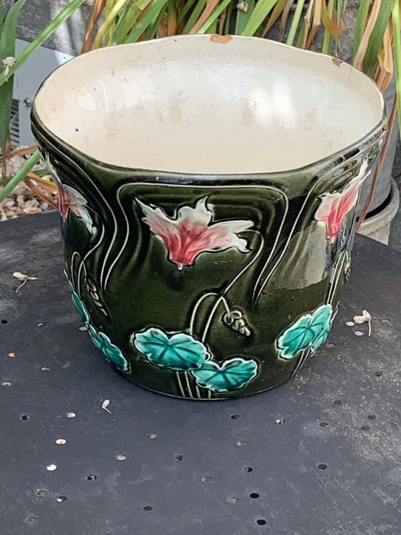 Large art deco earthenware pot cover, water lily flower, barbotine, Saint Clement, made in France