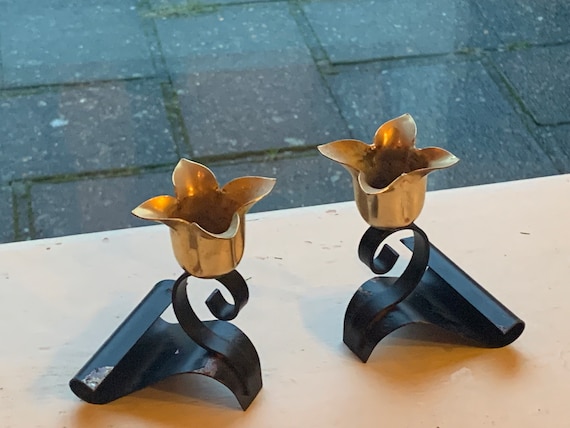 Set of two candlesticks, in the shape of flowers, tulips in black and gold metal, vintage
