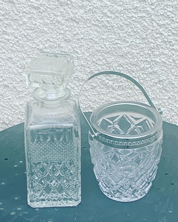 Charming set consisting of a whiskey decanter and ice bucket in transparent molded glass and metal handle in stainless steel, vintage 1960