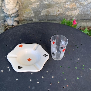Lot compose d'un cendrier Riviere Letort, d'un verre a eau motif jeu de cartes, pique, trèfle, carreau et coeur vintage 1950, made in france