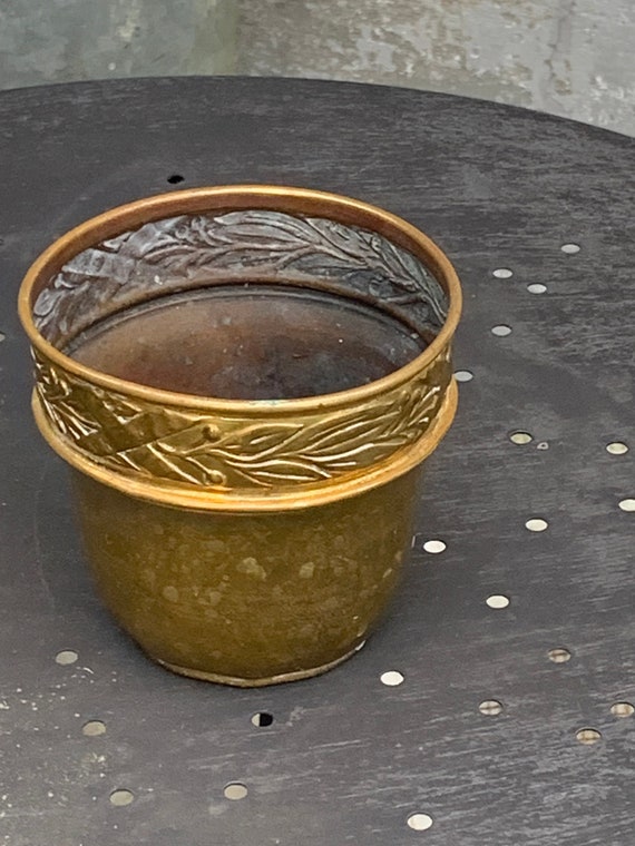 Pot cover in gilded brass, copper, chiseled and hammered pattern, foliage and cherries, old