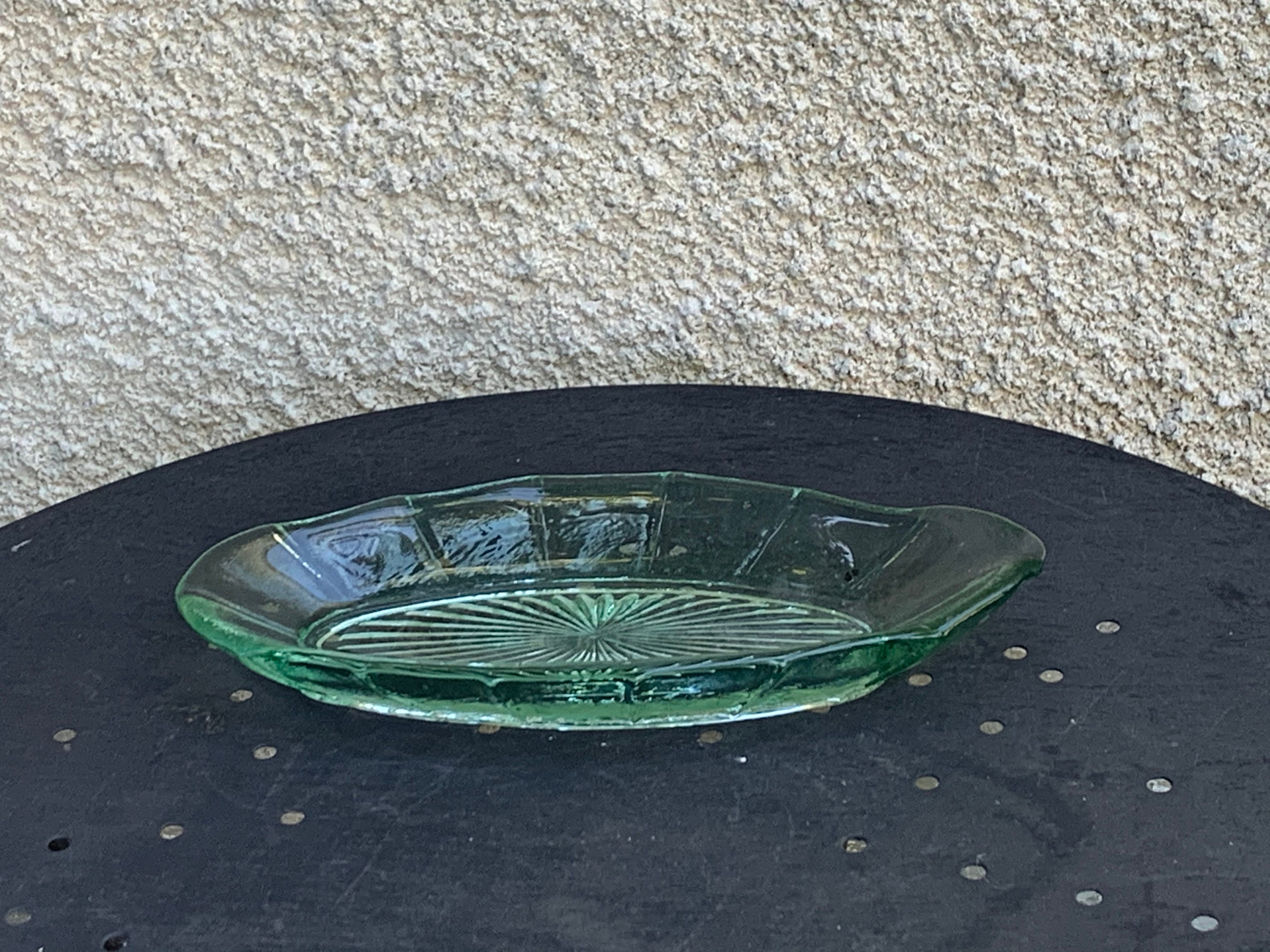 Charmante Coupelle, Vide Poche en Verre Moule Vert, Art Deco, Motif Floral Relief