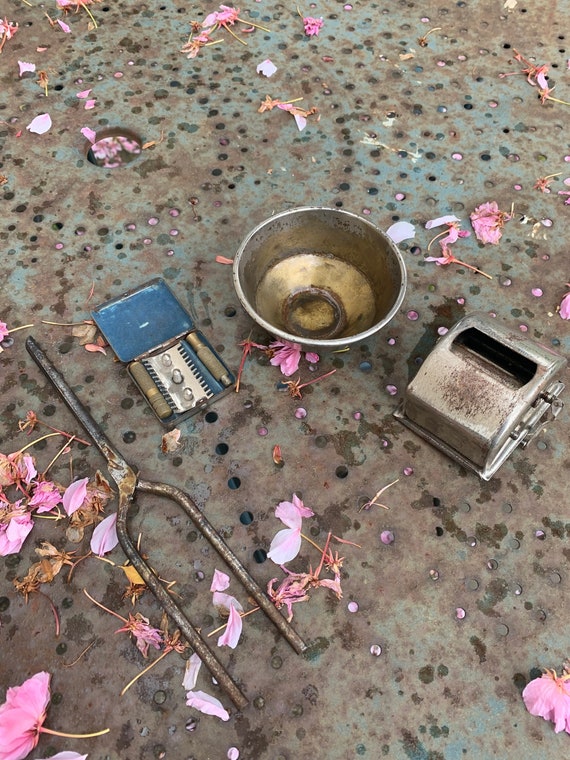 Barber's and hairdresser's set for shop decoration consisting of a blade sharpener, a travel razor in its original metal box, barber's bowl