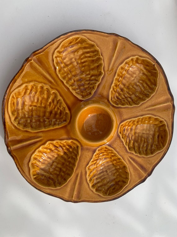 6 oyster plates, in barbotine, enamelled ceramic in caramel or mustard color, vintage 1970 For 6 oysters