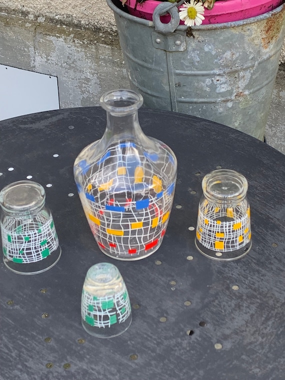 Liqueur service composed of a glass carafe and 2 aperitif glasses and a small liqueur glass, French stamps, vintage and design 1950