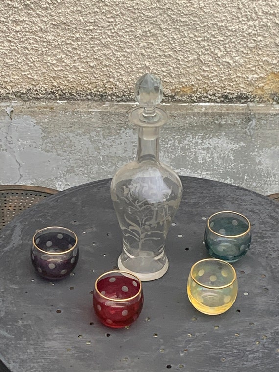 Liqueur carafe, or aperitif, carved with a floral decoration in transparent glass and 3 carved polka dot glasses, multi-colored, art deco