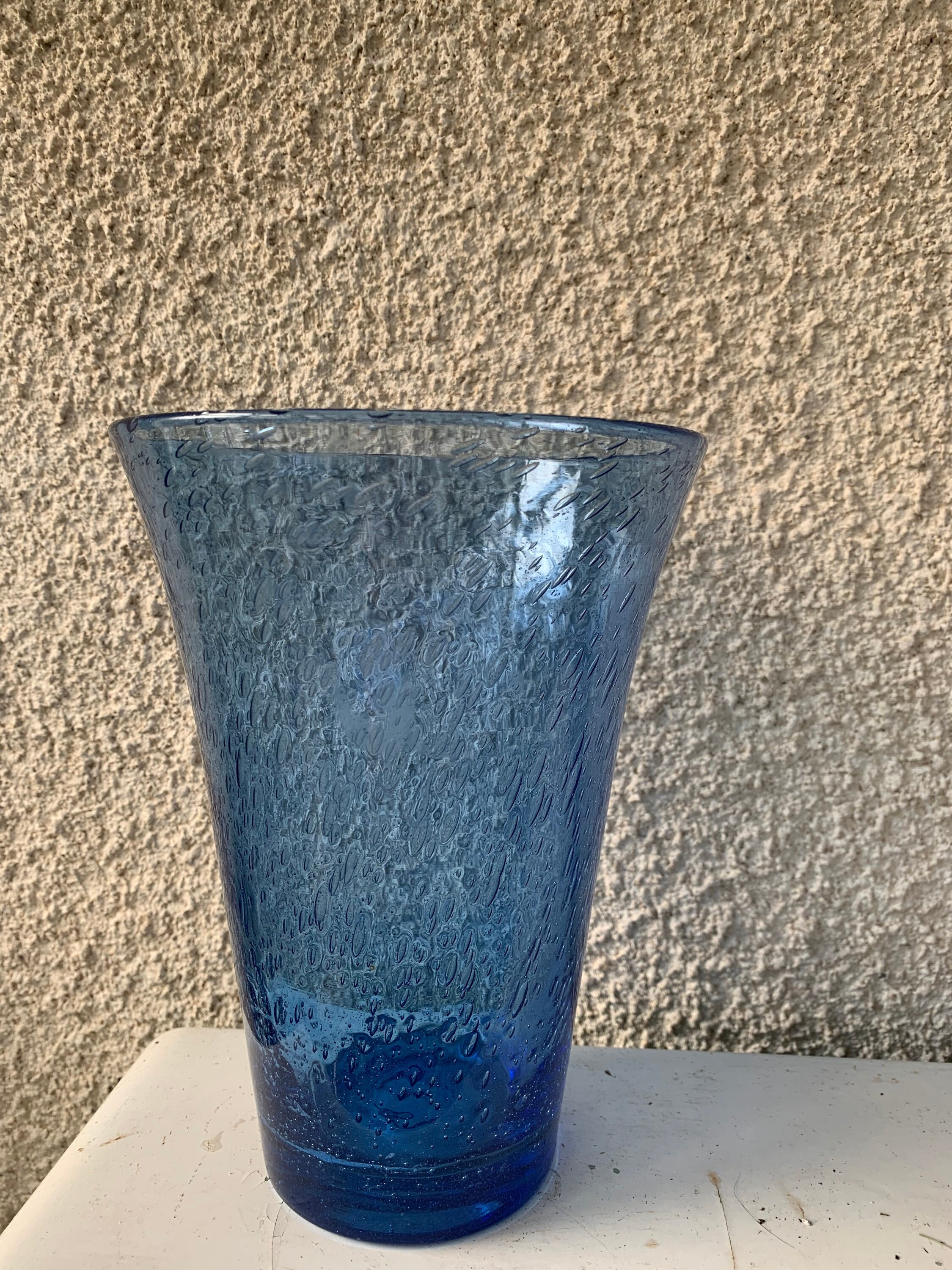 Grand Vase en Verre Soufflé et Bullé Bleu Lavande de La Verrerie Biot Vintage. Signé Dessous Grave D