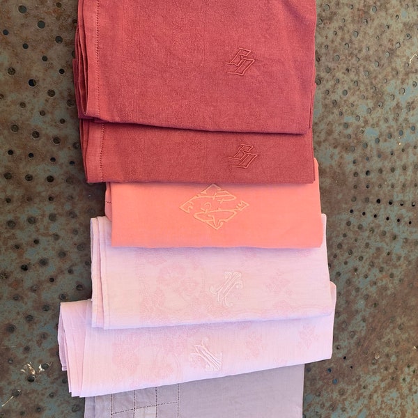 6 grandes serviettes en coton teintées, nuances de rose, brodées et monogrammes, anciennes, en lin ou coton Art Deco