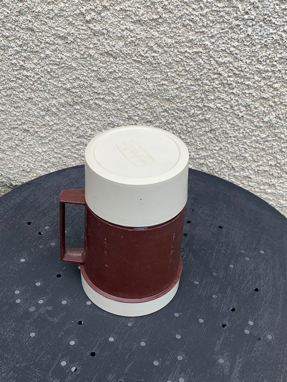 Brown plastic thermos with incorporated cup, made in england, brand THERMOS, design APP, number 711 vintage 1970