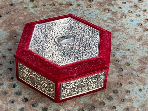 Box, jewelry box in red velvet, and embossed metal, mirror lid, vintage