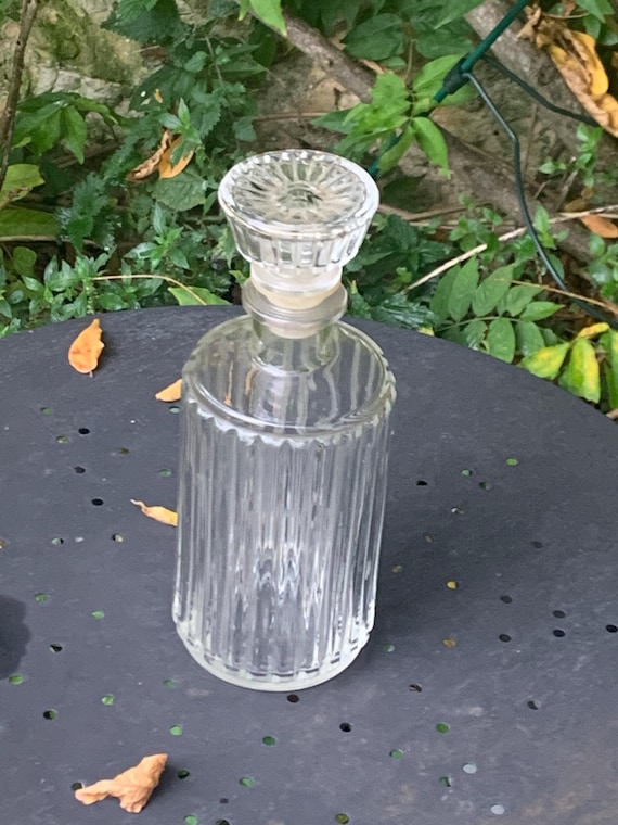 Elegant glass whiskey carafe, vintage relief pattern and design, made in Italy