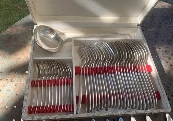 Cutlery set consisting of 49 silver-plated pieces: soup spoons, forks, ladle, teaspoons, and knives. Original box. Antique and collector's