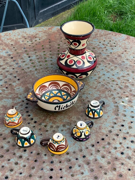 Box Saint Jean de Bretagne, composed of 7 pieces, vase, 5 liqueur cups, a bowl, ceramic, vintage hand painted patterns 1950/60