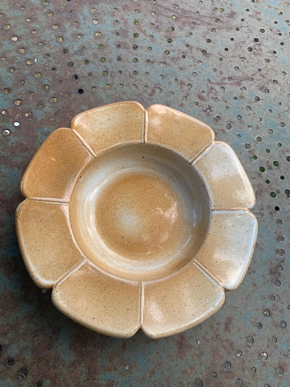 Large ashtray in Advertising Sandstone pernod anisette, Les Grès du Marais, vintage floral form 1970