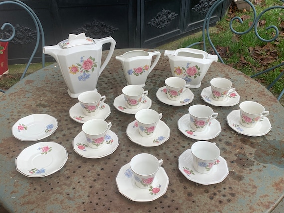 White porcelain coffee service with pink and blue flower pattern, composed of 27 pieces, stamped, PF France, art deco.