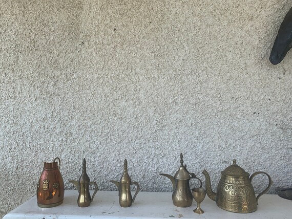 Lot of 6 miniatures, chiseled teapot, ewer, cup and carafe in vintage brass