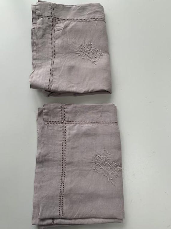 Pair of rectangular art deco pillowcases, lavender-dyed cotton, embroidery and monogram B, with openings, openwork on the edges,
