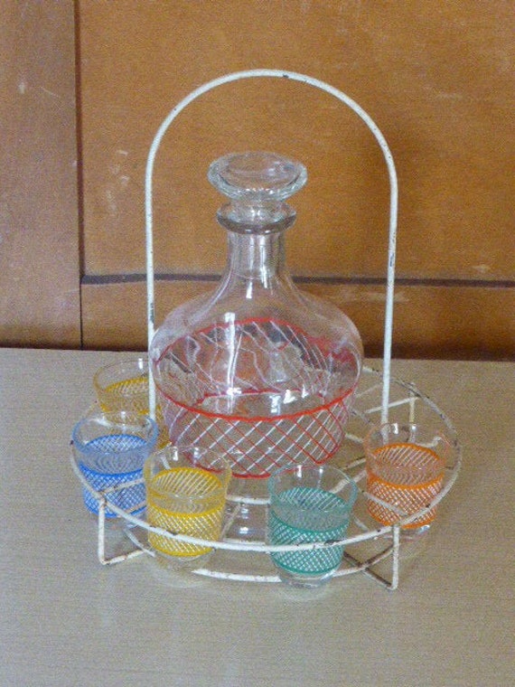 Liquor service consisting of a metal servant, a carafe and 6 small checkered glasses in vintage color 1950