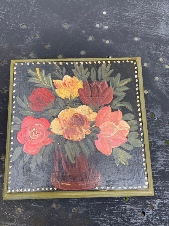 Artisanal and decorative wooden trivet, hand painted, vintage floral pattern 1980