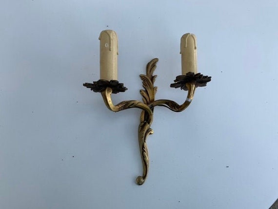Wall light in golden metal, brass in the shape of a branch, vintage and baroque foliage