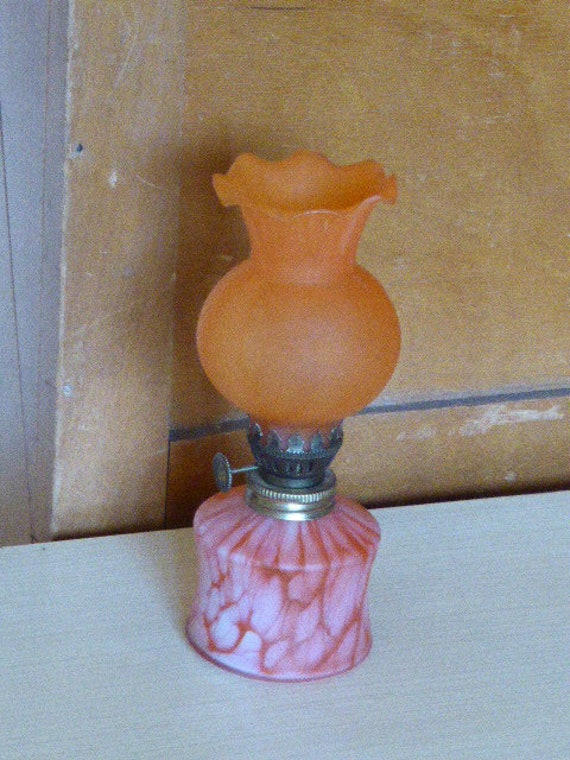 Lampe A Petrole Ancienne et Complete en Pate de Verre Orange, Globe Forme Corolle Fleurs, Art Deco