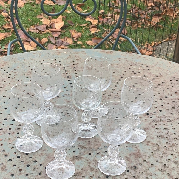 Lot de 7 élégants verres a vin, en verre transparent motif cisele frises de fleurs, feuillages et cloches vintage