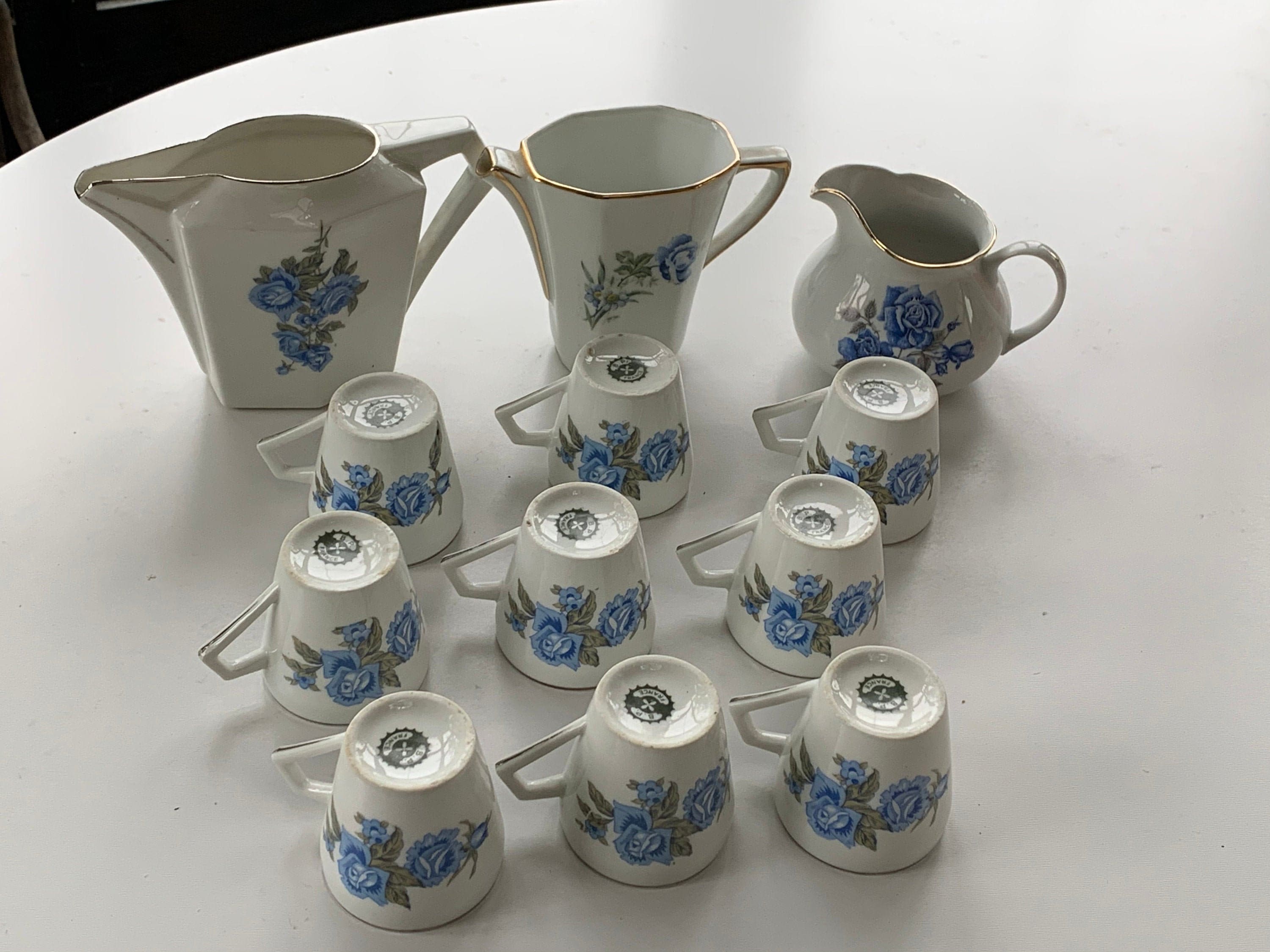 Service A Café En Porcelaine Blanche Motif De Roses Bleues Composé 9 Tasses Et 3 Pots Lait Eau, Art Deco, Estampillé Bp France